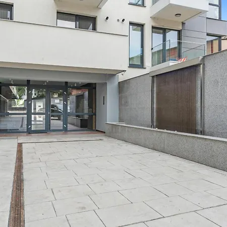 Apartment Modern With Balcony & Parking